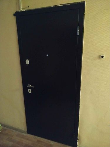 Установлена новая металлическая дверь, закреплена в проеме, отрегулированы петли, врезан замок, добавлен глазок, проведена герметизация швов, завершена отделка откосов.