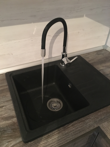 Выполнен точный вырез под мойку, установлена раковина, подключен кран. Поверхность обработана, обеспечена герметичность соединений, завершена установка сантехники.