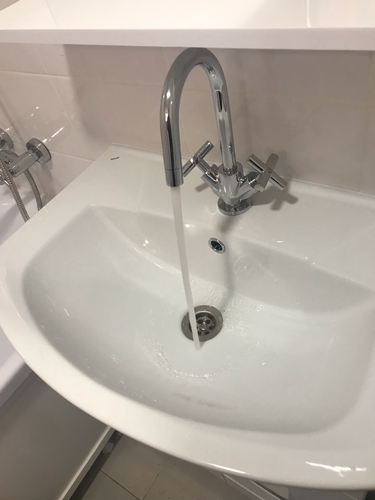 Изображение демонстрирует установленный зеркальный шкаф в ванной комнате. Шкаф надежно закреплен на стене, обеспечивая удобное хранение и доступ к предметам.