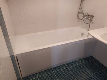 Установлена новая ванна, подключены смеситель и слив, герметизация швов, проверка на утечки, выравнивание конструкции, монтаж экрана, завершение отделки плиткой.