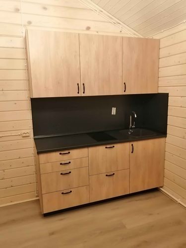 Установлены шкафы, закреплены фасады, смонтирована столешница, подключена мойка, установлена варочная панель, прикреплены ручки, выполнена регулировка дверей и ящиков.