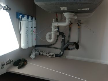 Установка проточного фильтра под мойку