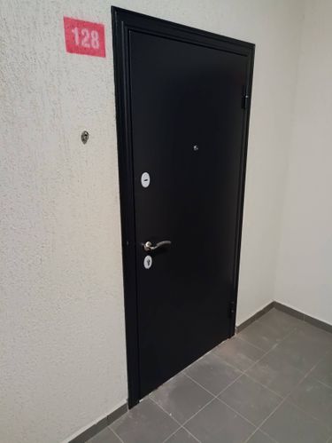 Установлена новая металлическая дверь, произведена точная подгонка, закреплены петли, врезан замок, проверена функциональность, выполнена отделка откосов, очищено рабочее место.