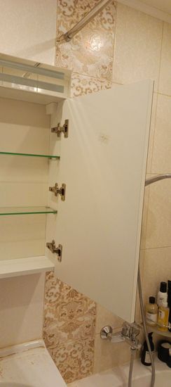 Монтаж зеркального шкафа с подсветкой