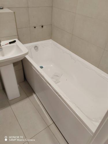 Установлена новая угловая ванна, подключены коммуникации, герметизированы стыки, проверена герметичность, выровнены поверхности, выполнена отделка плиткой, очищено рабочее место.