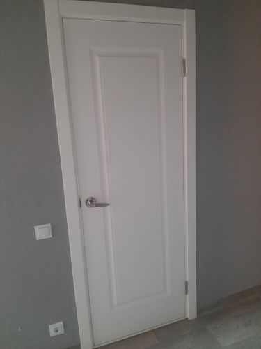 Установлена новая деревянная створка, закреплены петли, врезан замок, прикреплена ручка, отрегулирована фурнитура, проверена плавность открывания, завершена отделка проема.