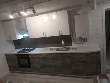 Выполнена работа по точной подгонке и установке кухонных дверок. Фасады аккуратно распилены, идеально соответствуют размерам, обеспечивая гармоничный внешний вид и функциональность.