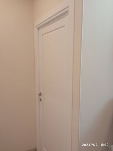 Установлена новая деревянная створка, закреплены петли, врезан замок, отрегулирована фурнитура, проверена плавность открывания, завершена отделка проема.