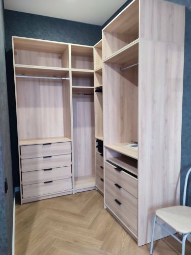 В комнате установлена новая полка в шкафу, закреплена на стене. Полка ровно выровнена, надежно зафиксирована, готова к использованию. Работа завершена аккуратно и качественно.