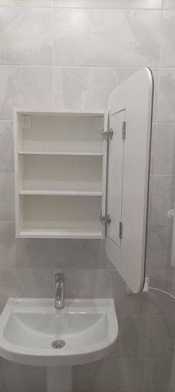 Сборка и навеска зеркального шкафа в ванной комнате