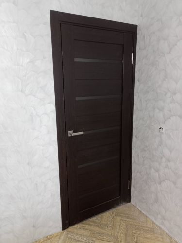 Установлена новая створка, закреплён короб, врезаны петли, прикреплена ручка, отрегулировано полотно, проверена плавность закрывания, выполнена отделка откосов.