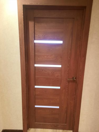 Установлена новая деревянная створка, закреплены петли, врезан замок, отрегулирована фурнитура, выполнена подгонка под проем, проверена плавность открывания и закрывания.