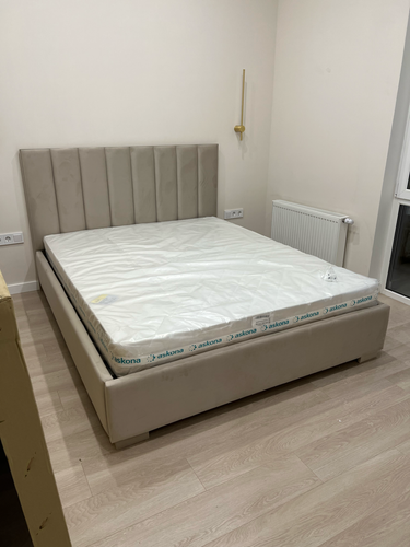 Собрана кровать, установлен матрас, закреплено изголовье, прикреплен светильник, подключены розетки, проверена работа радиатора.