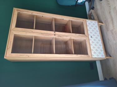 Собран шкаф: установлены полки, закреплены дверцы, прикручены ручки, выровнены ножки, проверена устойчивость. Все элементы соединены, конструкция готова к использованию.