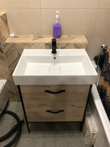 Изображение демонстрирует обновленный водопроводный кран, установленный на кухонной раковине. Выполнена замена старого оборудования, подключены новые трубы, обеспечена герметичность соединений.