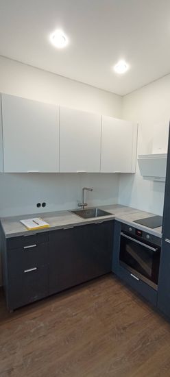 Подключено оборудование к водопроводу и электросети, проверена герметичность соединений, выполнена установка в кухонный гарнитур, проведено тестирование работы устройства.