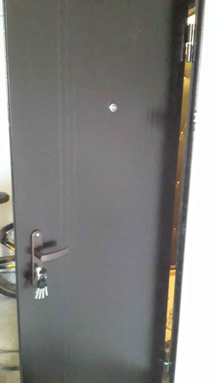 Установлена металлическая дверь с замком и глазком, обеспечивающая защиту от огня. Проведены работы по монтажу, регулировке петель, проверке функциональности и герметичности.