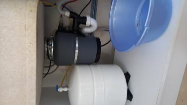 Под раковиной установлен и подключен измельчитель отходов, соединены трубы, обеспечено подключение к электросети, проверена герметичность соединений, выполнена проверка работы устройства.