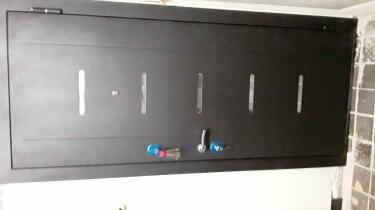 Дверь покрыта панелями из МДФ, улучшен внешний вид, добавлена звукоизоляция, установлены декоративные элементы, обновлена фурнитура, обеспечена надежная защита и эстетика.