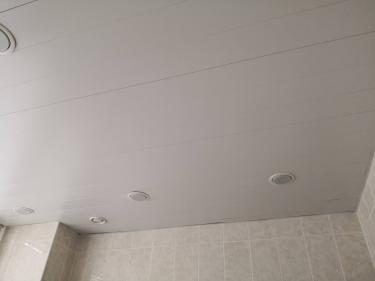 Монтаж реечного потолка