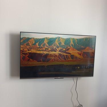 Экран надежно закреплен на стене, провода аккуратно подключены, обеспечена стабильная фиксация и оптимальный угол обзора.