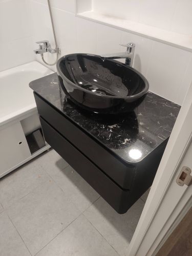 Установлен новый кран на раковину, подключены водопроводные трубы, проверена герметичность соединений, произведена регулировка напора воды, обеспечена надежная фиксация всех элементов.