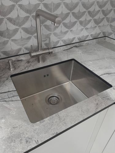 Установка и подключение подстольной мойки Сборка и установка кухонного каркаса Еврозапил столешницы из HPL/Массива