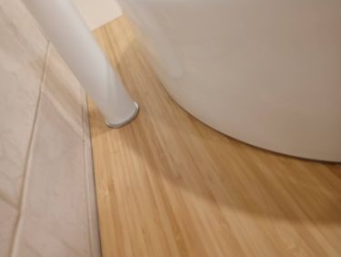 Завершена установка нового оборудования на кухне. Подключены все коммуникации, проверена герметичность соединений, обеспечена надежная фиксация. Рабочая зона очищена от мусора.