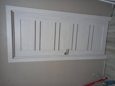 Установлена светлая межкомнатная дверь с горизонтальными вставками. Врезана ручка, закреплены петли. Коробка ровно выровнена, наличники аккуратно смонтированы, зазоры устранены.