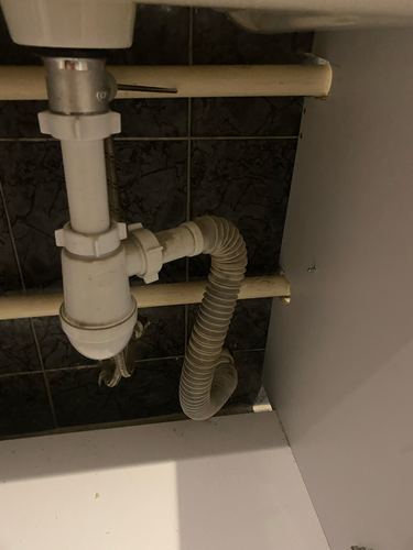 Установлена новая раковина, подключены трубы, закреплён сифон, подведена вода, проверена герметичность соединений, устранены протечки, обеспечена функциональность системы.