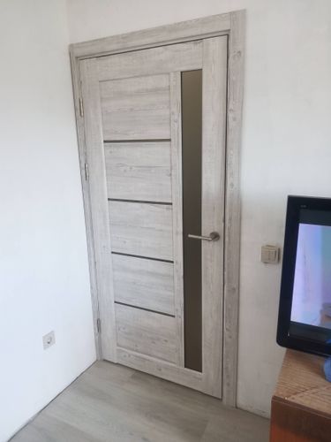 Установлена новая деревянная створка с ручкой и петлями. Проведена регулировка, обеспечивающая плавное открытие и закрытие. Установлены наличники, завершена отделка проема.