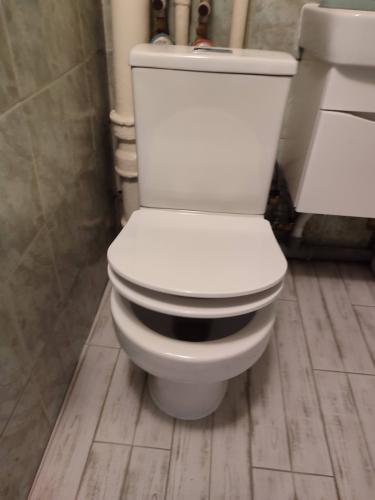 Установлен новый бачок, подключены коммуникации, проверена герметичность соединений, произведена настройка механизма слива, обеспечена стабильная работа системы.