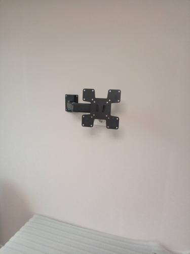 Установка кронштейна под ТВ на стену