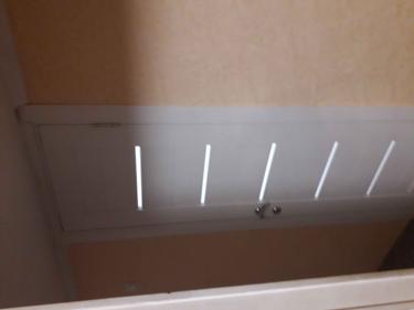 Установлена складная конструкция, обеспечивающая экономию пространства. Закреплены направляющие, выполнена регулировка элементов. Проверена плавность движения створок.