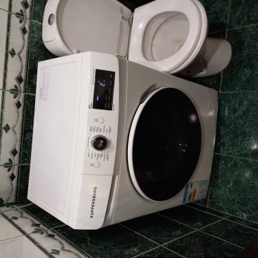 Заменены изношенные амортизаторы в стиральной машине, обеспечив стабильную работу и снизив вибрации. Устройство собрано, проверено на работоспособность, функционирует корректно.