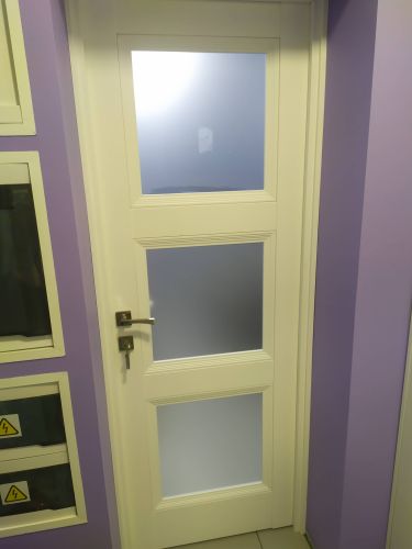 Установлен новый запорный механизм в деревянное полотно, выполнено аккуратное вырезание отверстия, закреплены ручка и накладка, обеспечена плавная работа и надежная фиксация.