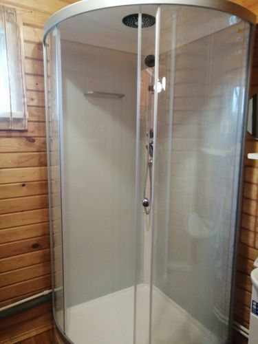 Установлена новая душевая кабина с низким поддоном: смонтированы стеклянные панели, закреплены дверцы, подключены водопровод и слив, проверена герметичность соединений, завершена отделка.