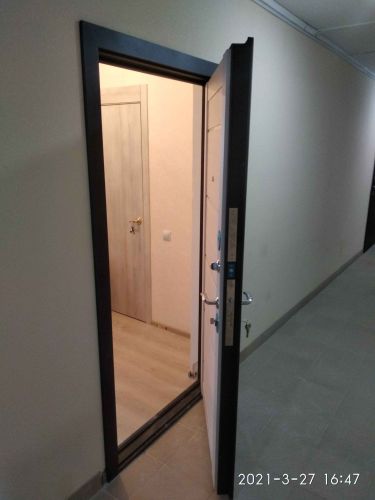 Установлена новая дверь с замком и ручкой. Проведены работы по демонтажу старой конструкции, монтажу рамы и регулировке. Обеспечена надежность и эстетика входа.