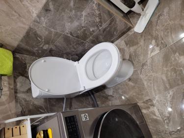 Установлен новый бачок, подключены коммуникации, проверена герметичность, отрегулирован механизм слива, проведена уборка рабочей зоны.