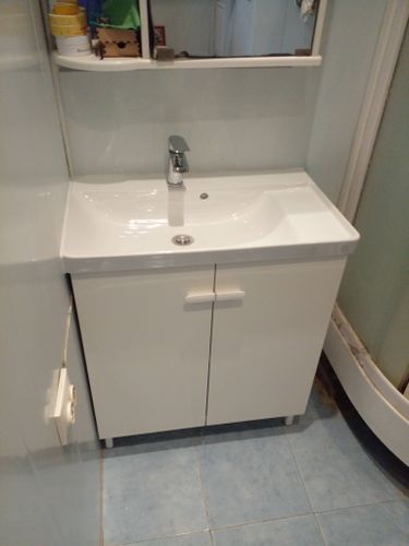 Установлен новый смеситель, подключены водопроводные трубы, проверена герметичность соединений, обновлена сантехника, обеспечена функциональность и эстетичный вид рабочей зоны.