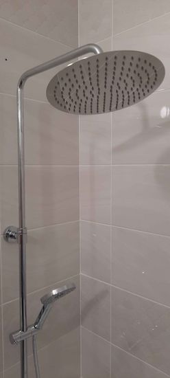 Установлено новое оборудование в душевой. Демонтирован старый кран, подключены трубы, проверена герметичность соединений. Обновленный дизайн гармонирует с облицовкой.