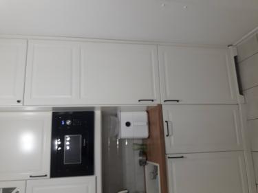 Выполнен монтаж техники в кухонный шкаф, подключение к электросети и проверка работоспособности. Установлены фасады, обеспечивающие гармоничный внешний вид и функциональность.