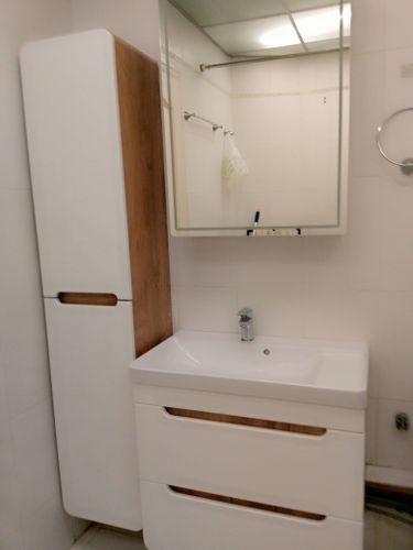 Установка комплекта: пенал + тумба +раковина + смеситель + зеркало