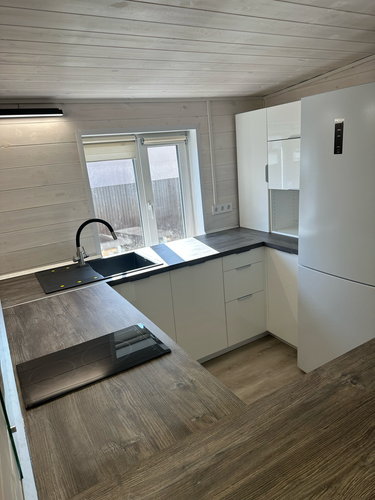 Установлены шкафы, закреплены фасады, смонтирована столешница, подключена раковина, встроена варочная панель, установлены ручки, отрегулированы дверцы, подключены бытовые приборы.