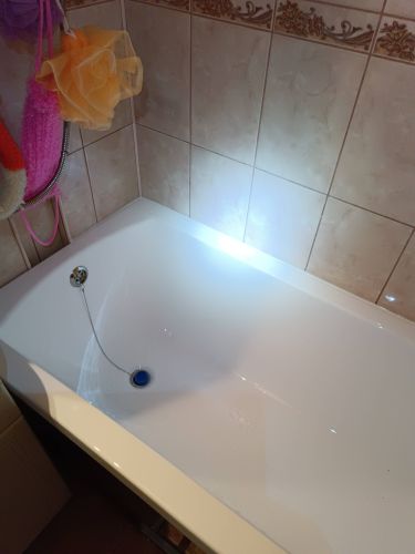 Установлена новая стальная ванна, подключены слив и перелив, проверена герметичность соединений, закреплена конструкция, выровнены поверхности, проведена финишная отделка примыкающей плитки.