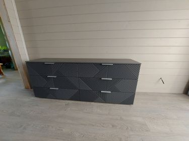 Собран новый комод: установлены ящики, закреплены ручки, выровнены фасады. Проверена устойчивость, обеспечена плавность выдвижения. Готов к использованию.