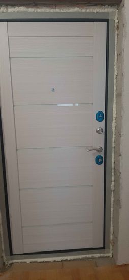 Установлена новая дверь, закреплена в проеме, зазоры заполнены монтажной пеной для герметичности и теплоизоляции. Установлены замки и ручки для надежности и удобства.