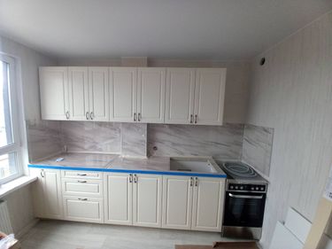 Выполнена установка кухонных фасадов: точная подгонка, аккуратная обработка краев, монтаж дверей и ящиков. Создана гармоничная композиция с учетом пространства и стиля помещения.