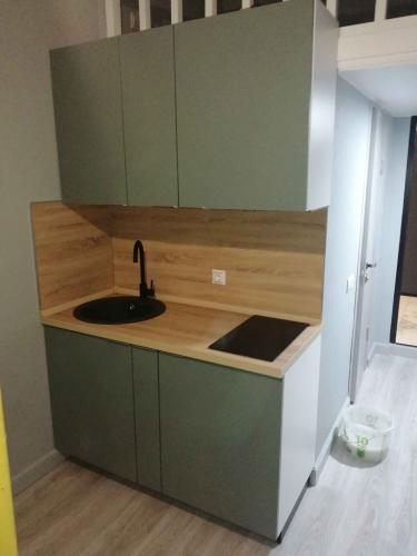 Установлены шкафы, закреплены фасады, смонтирована столешница, врезана мойка, подключен смеситель, установлена варочная панель, проведены коммуникации, завершена отделка стен.