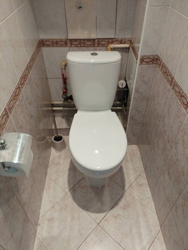 Установлен новый сливной бачок, заменены все крепления и соединения. Проверена герметичность и работоспособность системы. Обновленный элемент гармонично вписался в интерьер санузла.